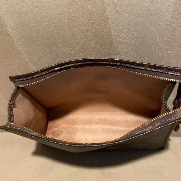 LV,  travel or make up case - Picture 5 of 10